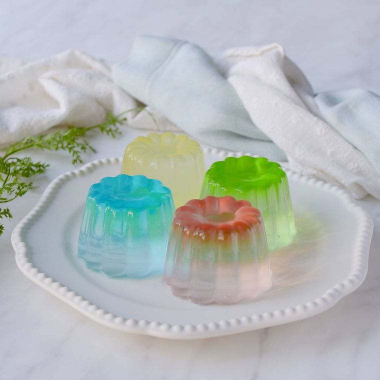 カラフルなゼリーが器に置かれている