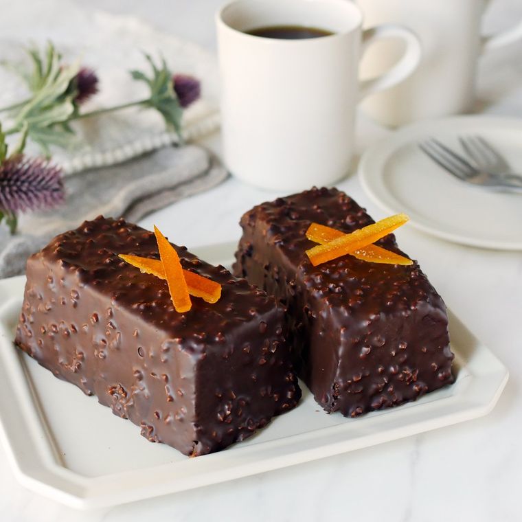 チョコレートケーキが器に盛られている