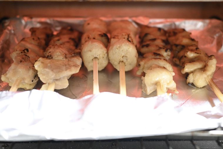 ドン・キホーテの冷凍 焼き鳥3種アソートをトースター調理している様子