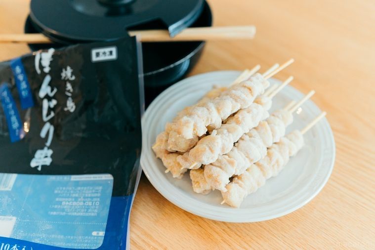 白いお皿に置かれた調理前のぼんじり焼き鳥串
