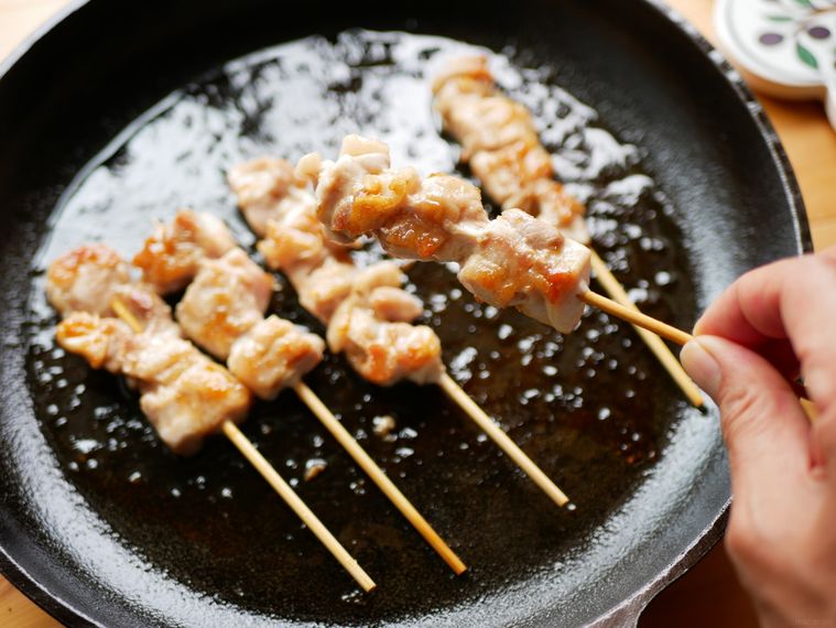 フライパンで焼き鳥を焼いている様子