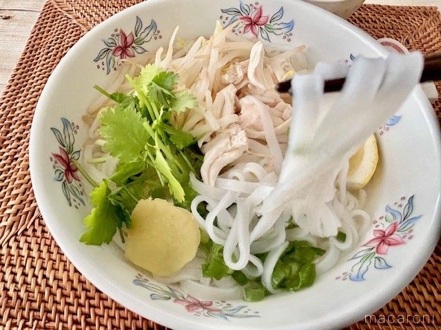花柄の丼に入った鶏ささみのフォーを箸上げしている様子