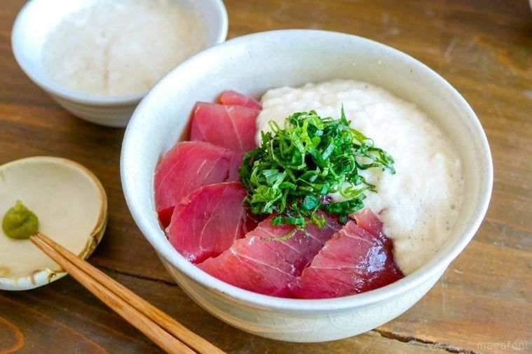 山かけ丼とわさびを入れた小皿があるテーブル