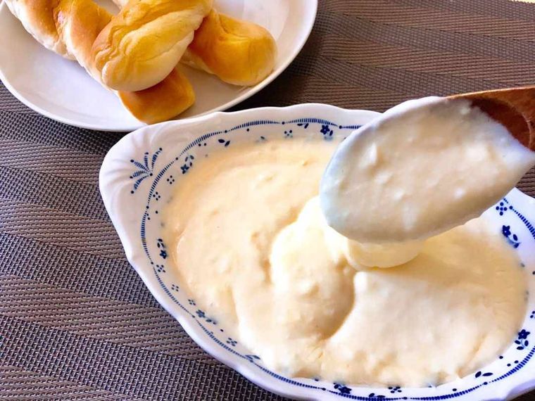 チーズソースをスプーンですくう