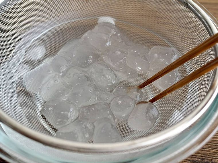 わらび餅のくっつきを剥がしているところ