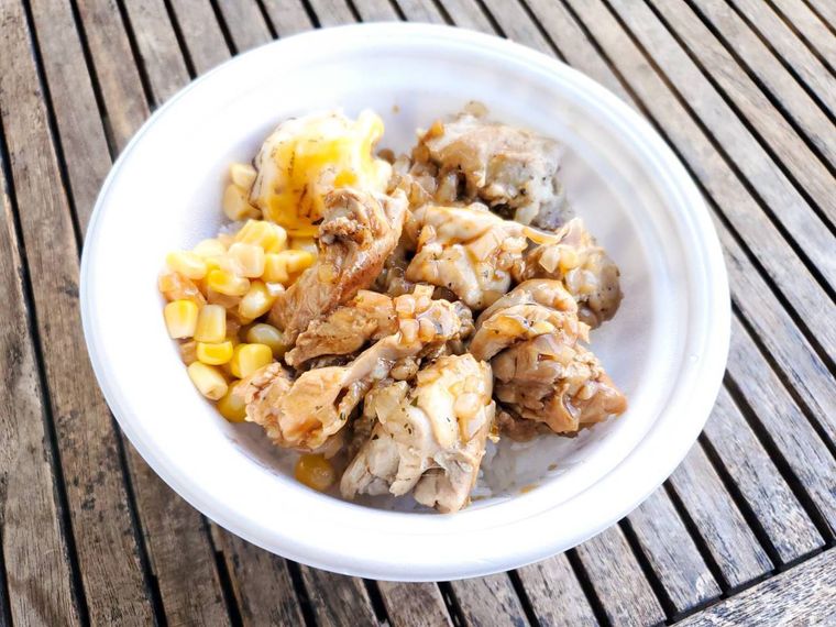 松屋ディアボラ風チキングリル定食を丼にした様子