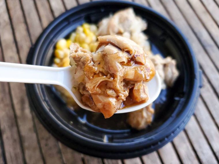 松屋ディアボラ風チキングリル定食のチキンを箸上げしている様子