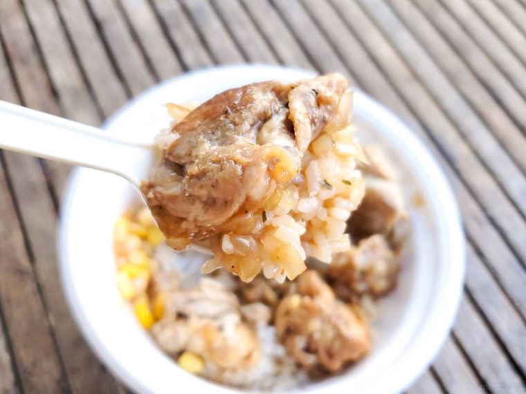 松屋ディアボラ風チキングリル定食のごはんと鶏もも肉をスプーンで箸上げしている