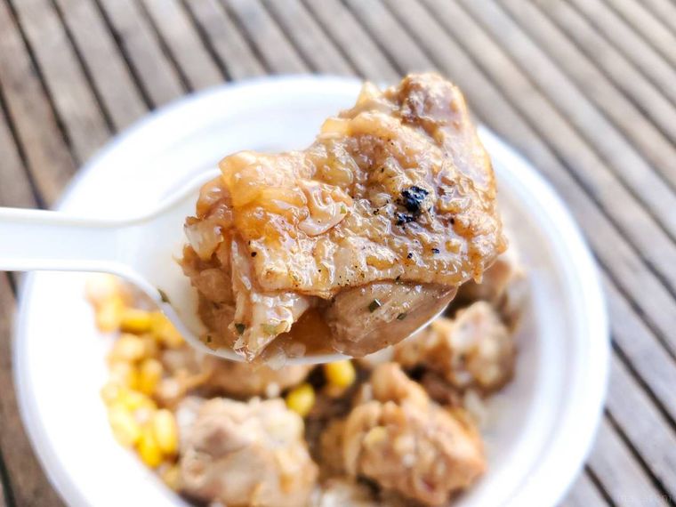 松屋ディアボラ風チキングリル定食のチキンを箸上げしている様子