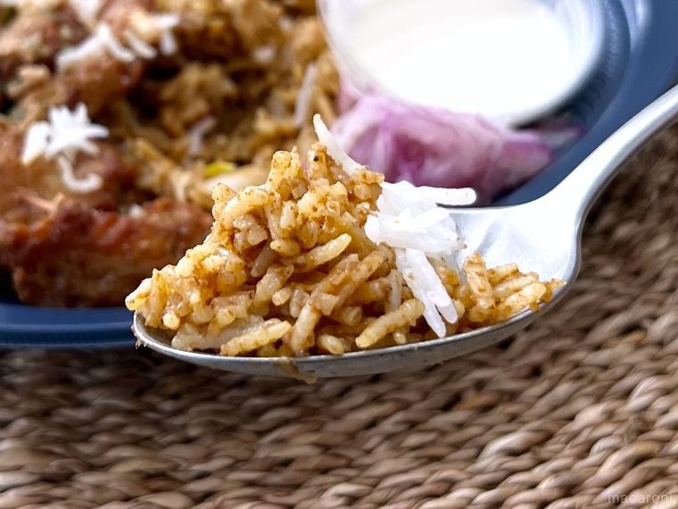 たんぱく質が摂れるチキンビリヤニのライスをスプーンですくった様子