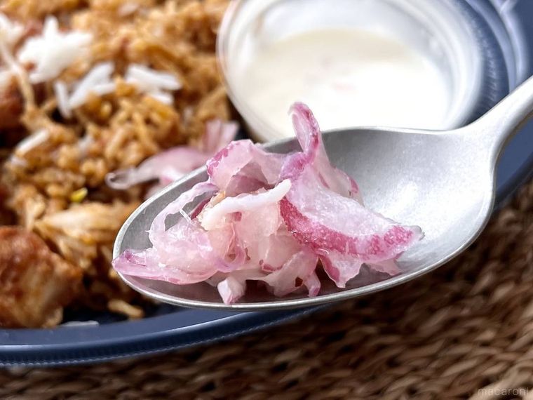 たんぱく質が摂れるチキンビリヤニのアチャールをスプーンですくった様子