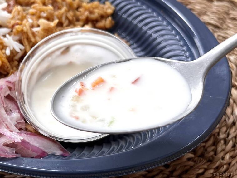 たんぱく質が摂れるチキンビリヤニのライタをスプーンですくった様子