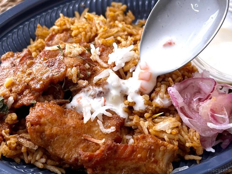 たんぱく質が摂れるチキンビリヤニにライタをかけている様子