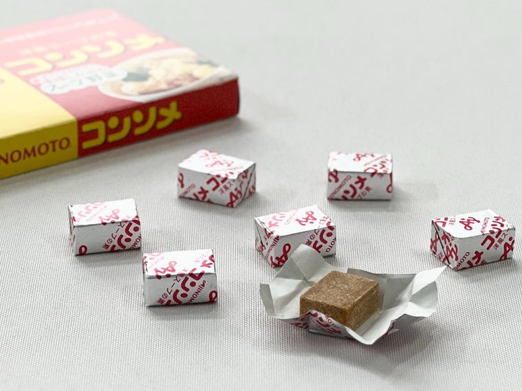 固形コンソメが置かれている