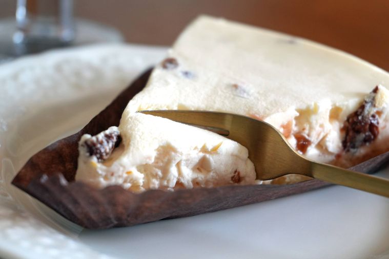 カッサータにフォークを入れている