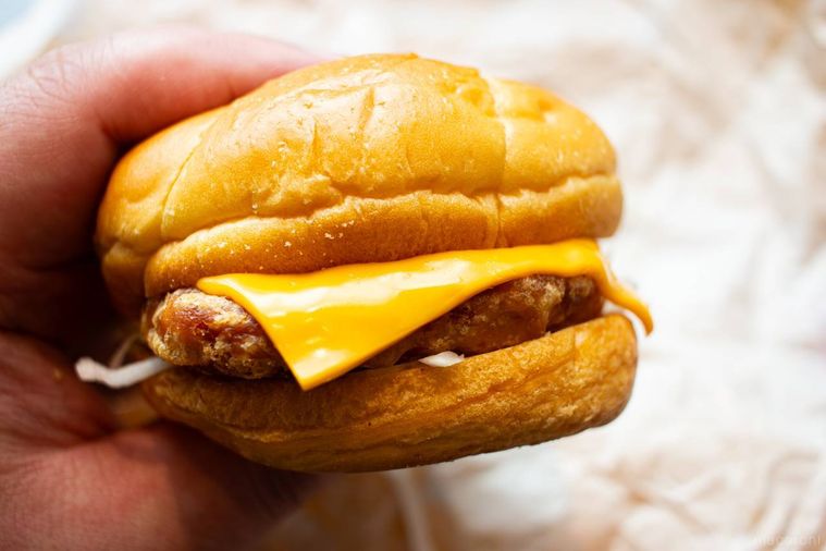 マクドナルドチーズチキンタツタを手で持っている様子