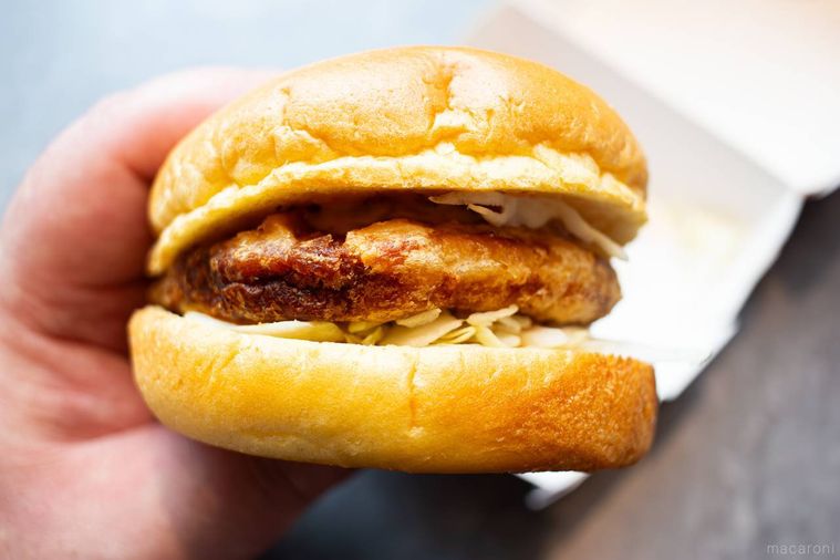 マクドナルドタルタル油淋鶏風チキンタツタを手に持っている様子