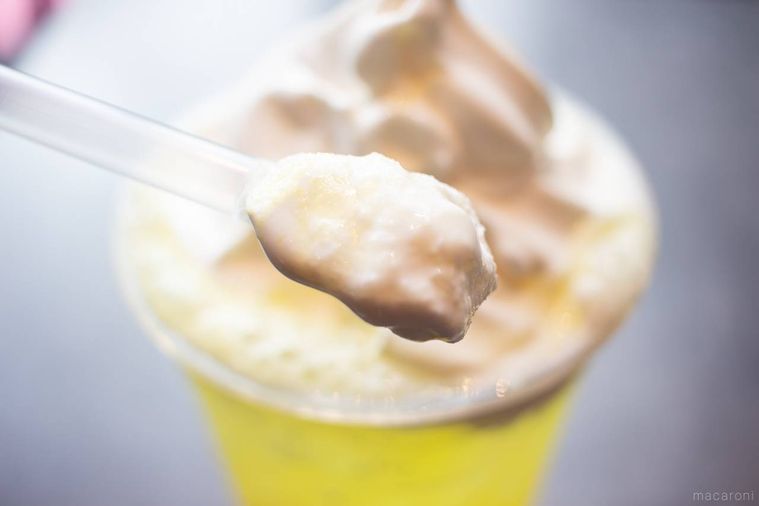 マクドナルドマックフロート 和かんきつヨーグルトのソフトクリームをスプーンで箸上げしている様子