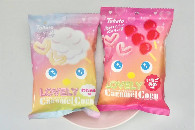 ピンク色の皿にのった虹色とピンク色のパッケージのキャラメルコーン
