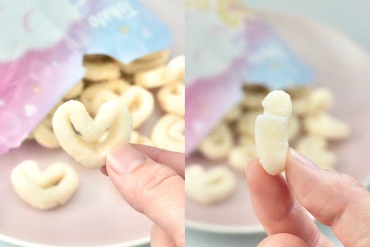 わたあめ味の白色のハート型キャラメルコーンを手に持つ様子