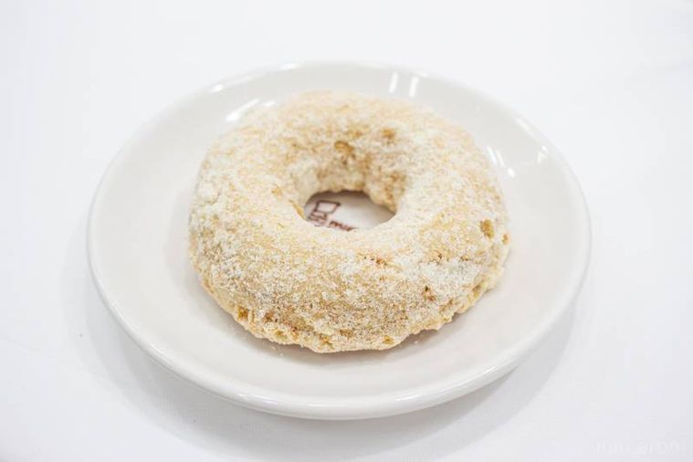 白いお皿にのったミスタードーナツサクぽふん ミルクシュガー