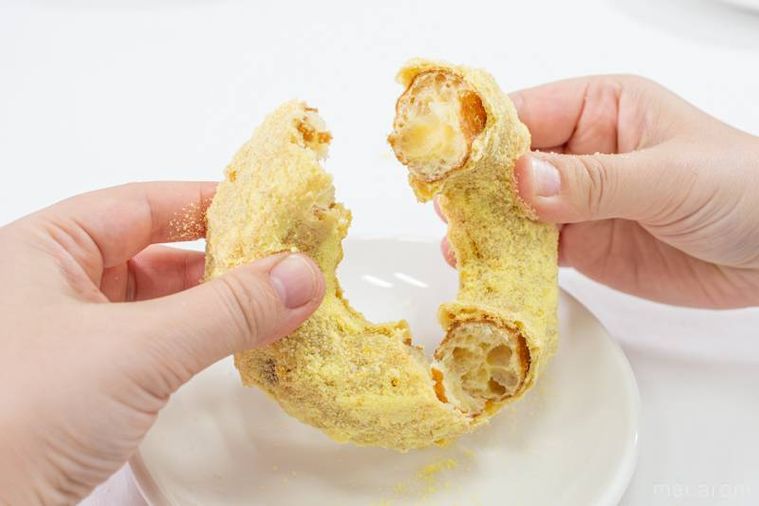 ミスタードーナツサクぽふん カスタードシュガー半分に割っている様子