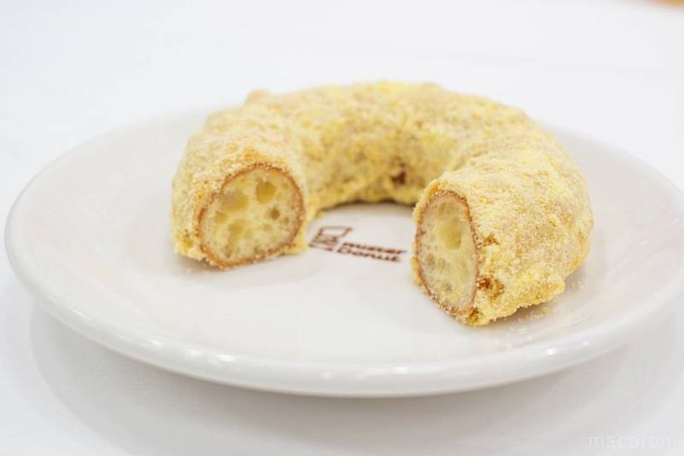 4分の1をカットして生地を見せたミスタードーナツサクぽふん カスタードシュガー