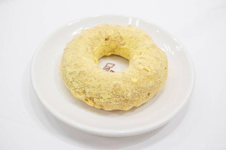 白いお皿にのったミスタードーナツサクぽふん カスタードシュガー