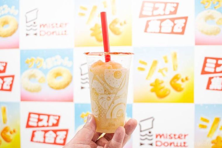 ミスタードーナツシャリもぐフォンリービン パインナタデココを手で持っている様子