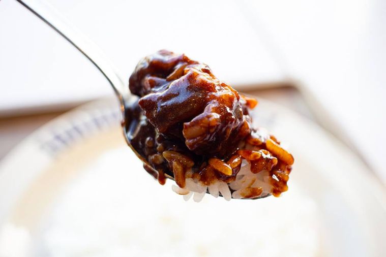 100時間カレー和牛カレーをスプーンで箸上げしている様子