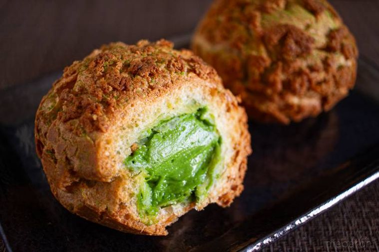 お皿にのせたヨックモックヨックモックの手作りクッキーシュー マッチャ