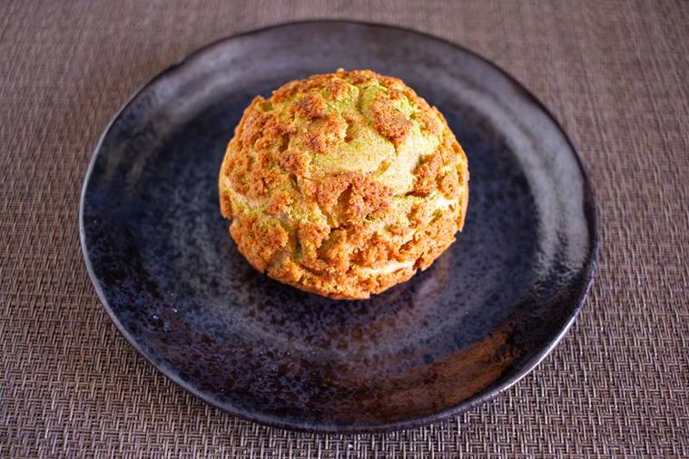 お皿にのせたヨックモックヨックモックの手作りクッキーシュー マッチャ