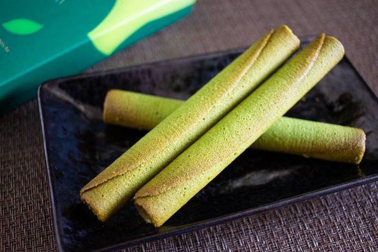 ヨックモックシガール オゥ マッチャを3本お皿に並べている