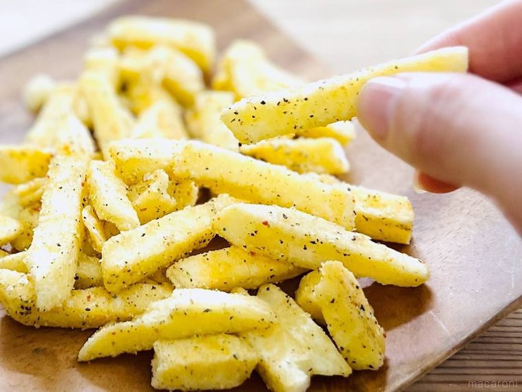 ほりにしポテトをつまんでいる様子