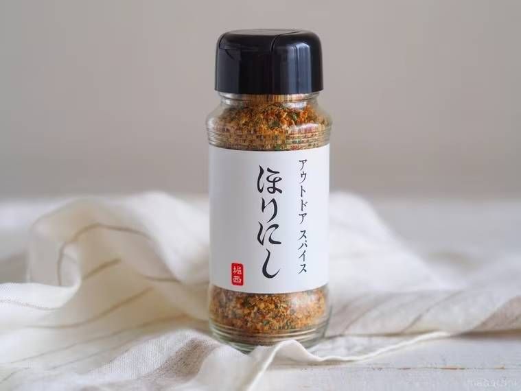 アウトドアスパイス ほりにしをテーブルに置いた様子