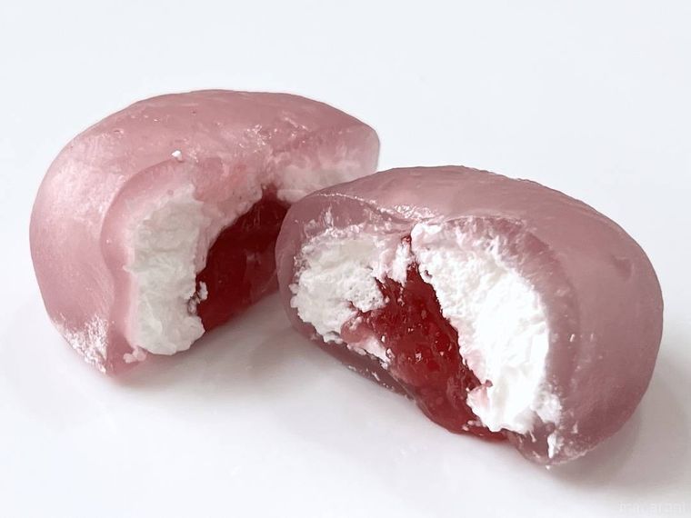 ファミリーマートのメタモンのわらび餅を半分にカットした様子