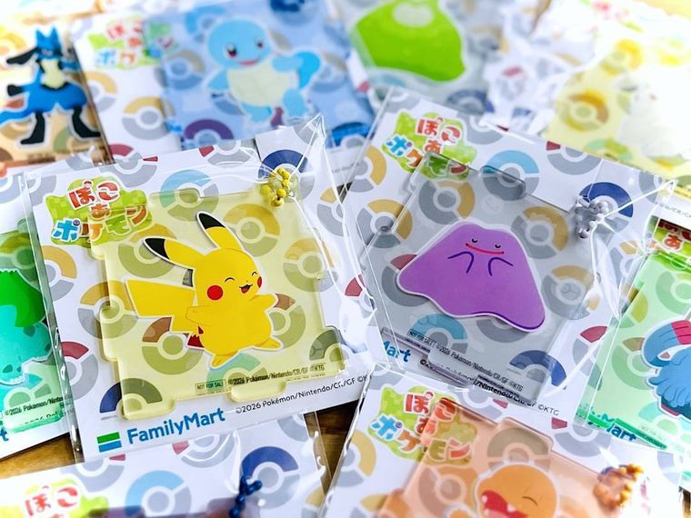 ポケモンデザインのアクリルパズルキーホルダーが10個置かれている様子