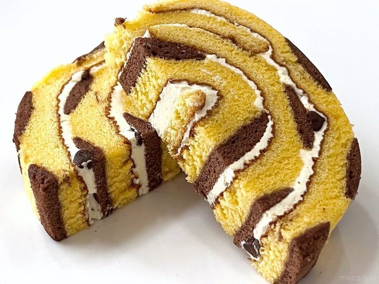 ファミリーマートのピカチュウのロールケーキを半分にカットした様子