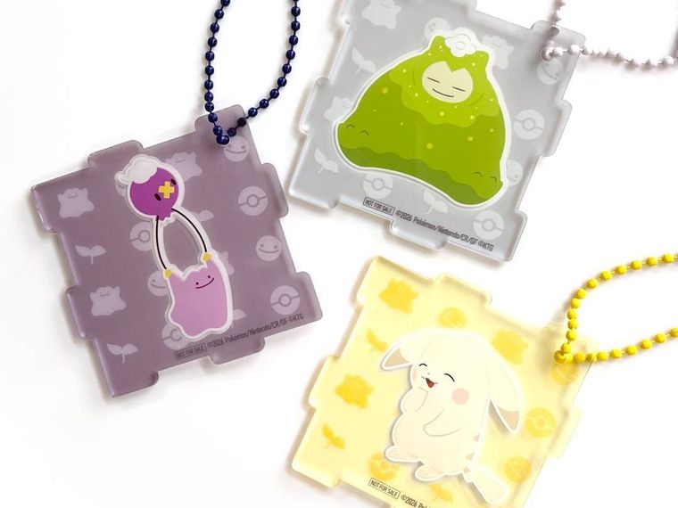 ポケモンデザインのアクリルパズルキーホルダーが3個置かれている様子