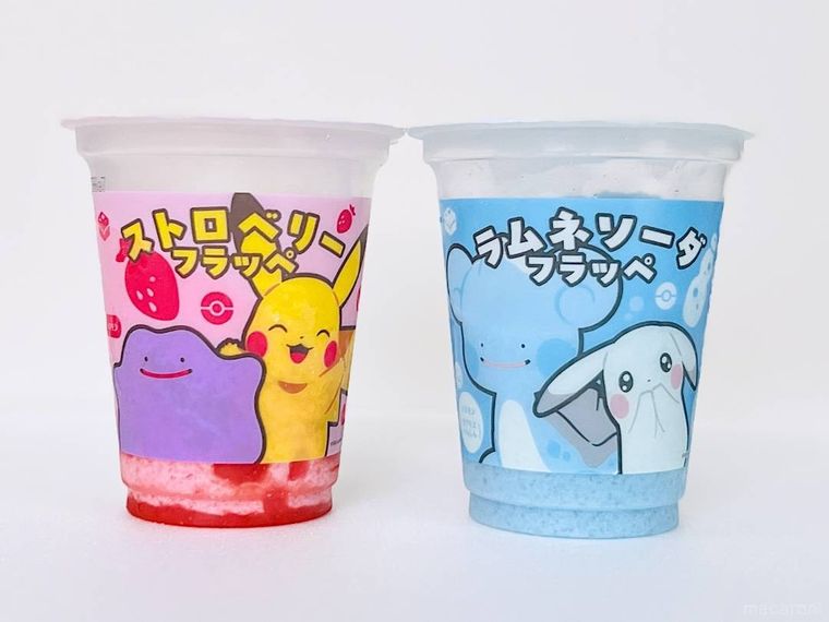 ファミリーマートのストロベリーフラッペとラムネソーダフラッペ