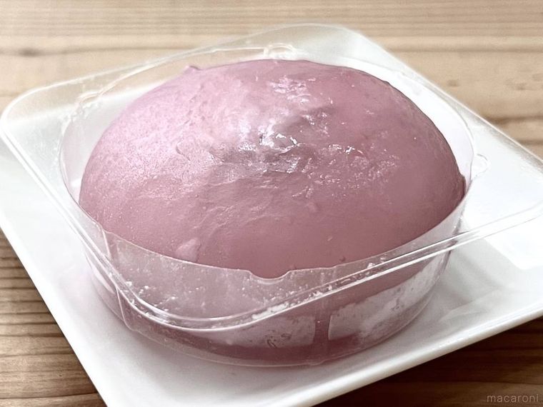 ファミリーマートのメタモンのわらび餅を白い皿に盛り付けた様子