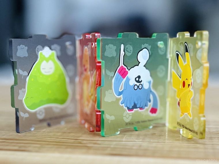 ポケモンデザインのアクリルパズルキーホルダーを屏風型に組み立てた様子