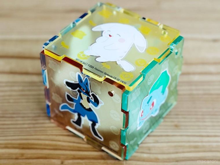 ポケモンデザインのアクリルパズルキーホルダーをキューブ型に組み立てた様子