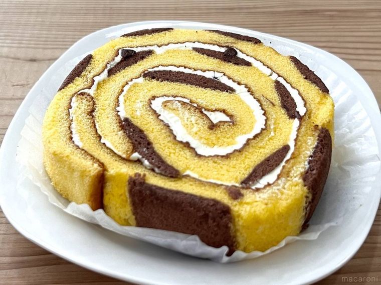 ファミリーマートのピカチュウのロールケーキを白い皿に盛り付けた様子