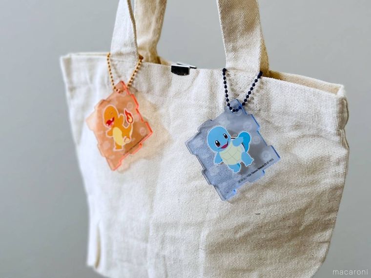 ポケモンデザインのアクリルパズルキーホルダーをバッグに2個付けた様子