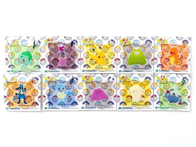 ポケモンデザインのアクリルパズルキーホルダーを10個並べた様子