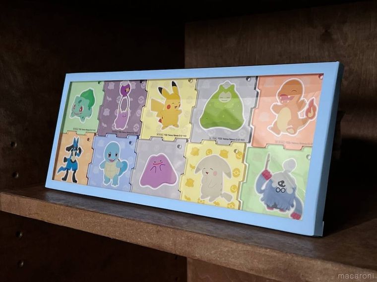 ポケモンデザインのアクリルパズルキーホルダー10種を額に入れた様子