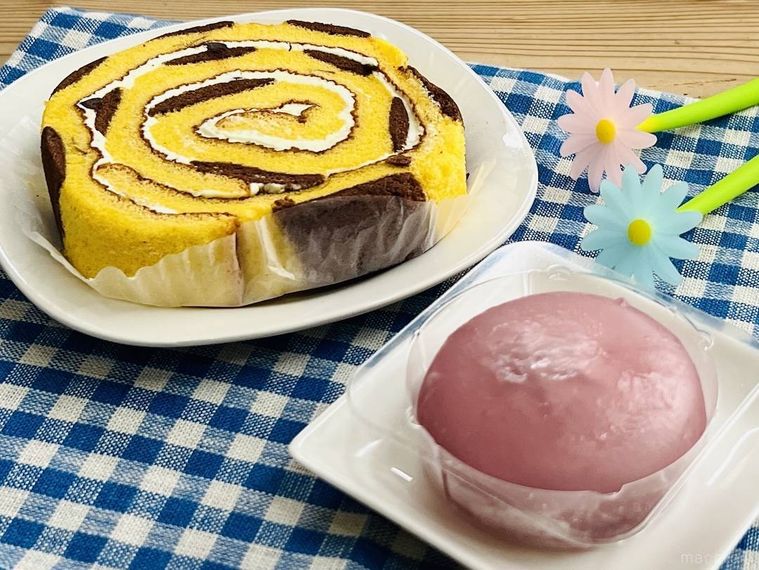 ファミリーマートのメタモンのわらび餅とピカチュウのロールケーキを並べた様子