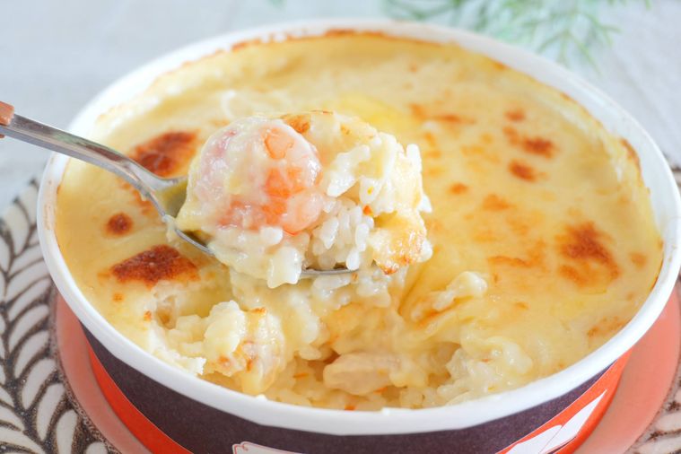 ドリアをスプーンでとっている