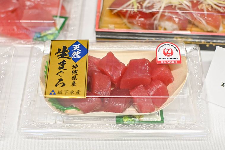 パックに入ったぶつ切りのまぐろ